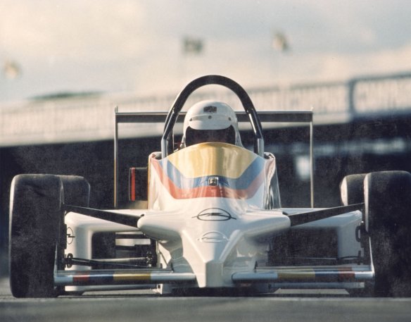 Frontansicht des Formel Lotus Opel