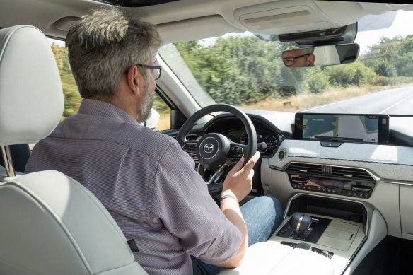 Tom Schwede auf Probefahrt im Mazda CX-60 e-Skyactiv PHEV