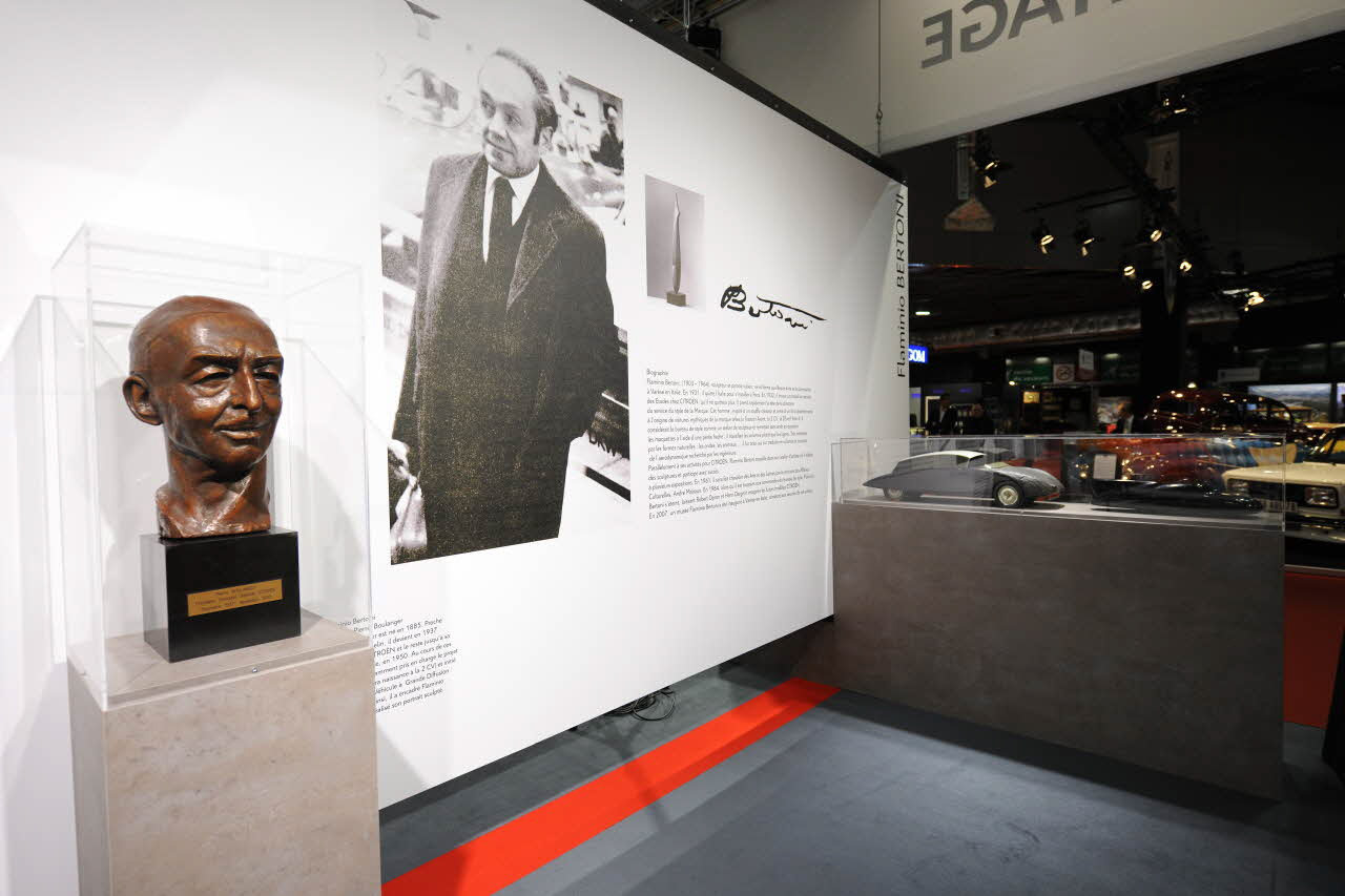 Würdigung von Flaminio Bertoni 2012 auf einer Oldtimer-Messe in Paris.