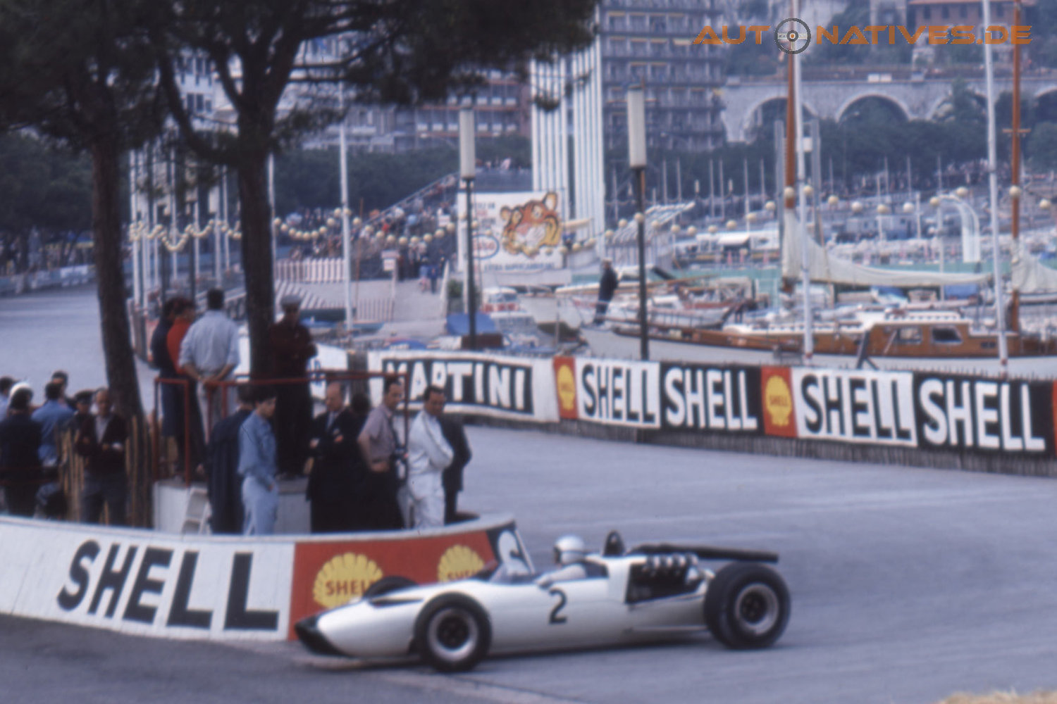 Bruce McLaren im McLaren M2B mit einem Ford-V8, der eigentlich in Indianapolis eingesetzt wurde. 1966 waren Motoren in der Formel 1 knapp.