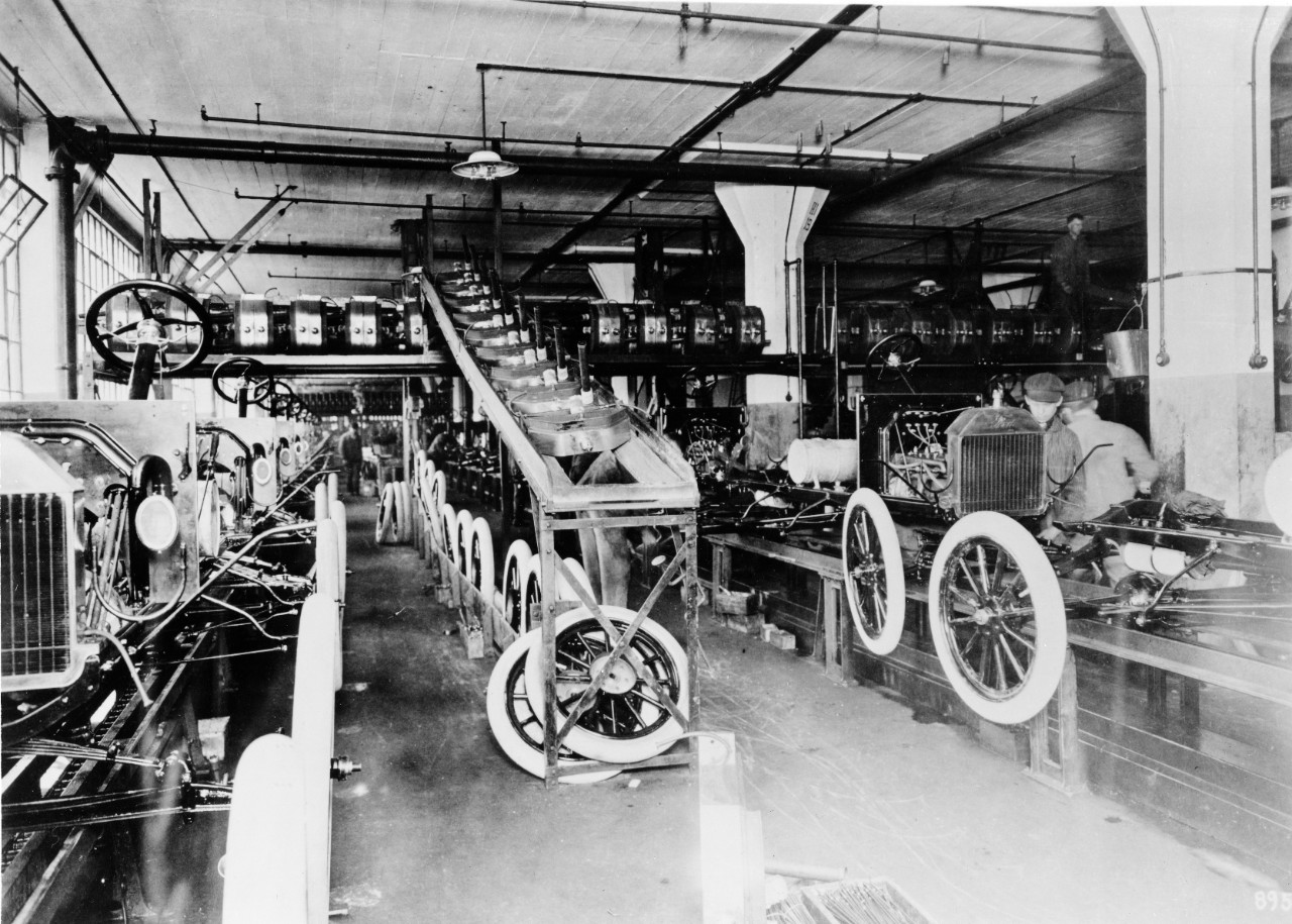 Titelbild zum Artikel:14. Januar 1914 – Henry Ford führt das Fließband ein 