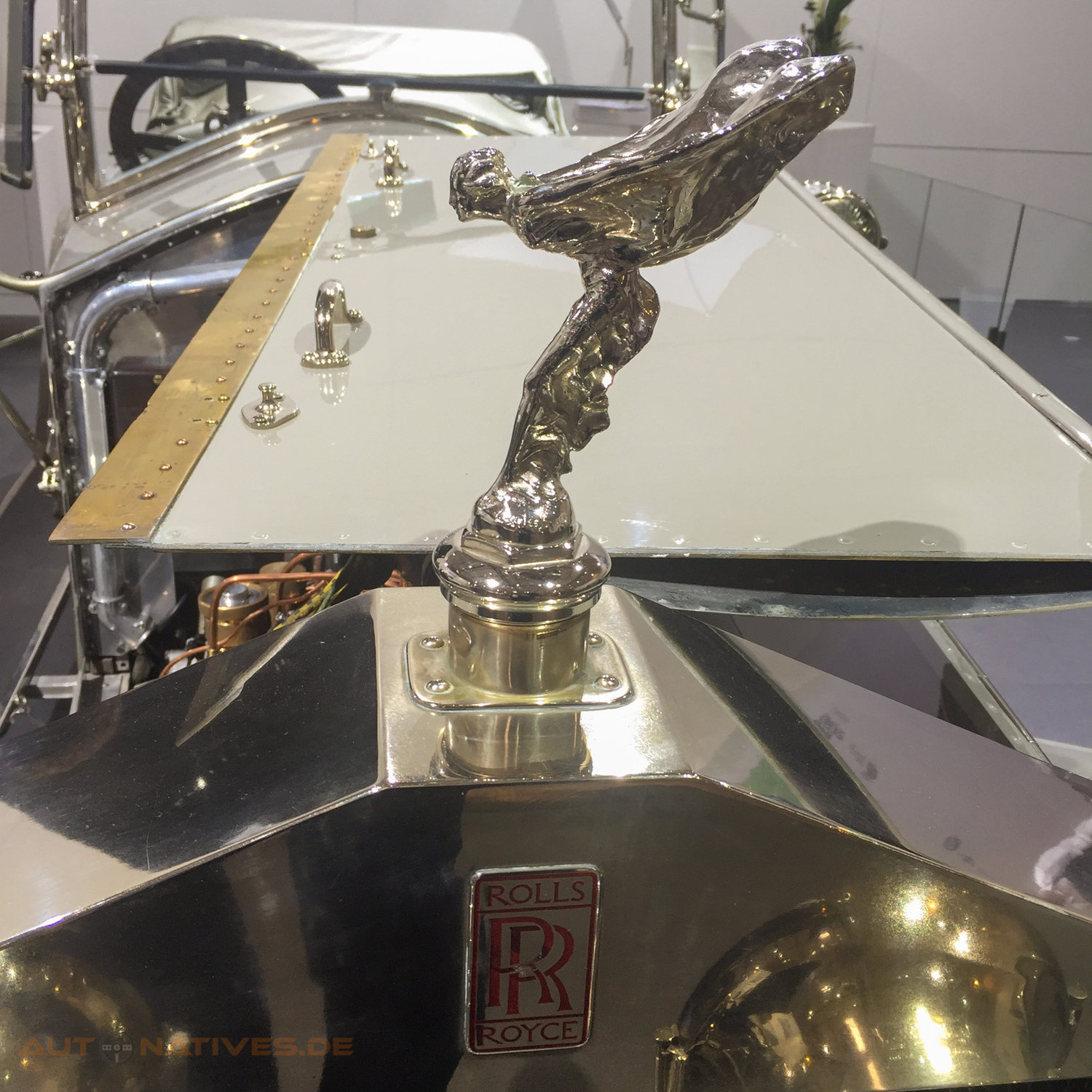 Spirit of Ecstasy an einem frühen Rolls-Royce
