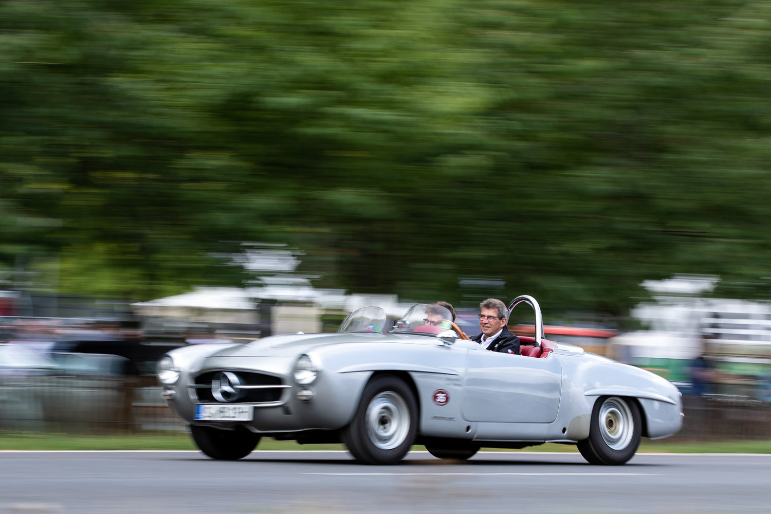 Roland Asch und sein Sohn Sebastian in der Mercedes-Benz 190 SL Sportversion (W 121)