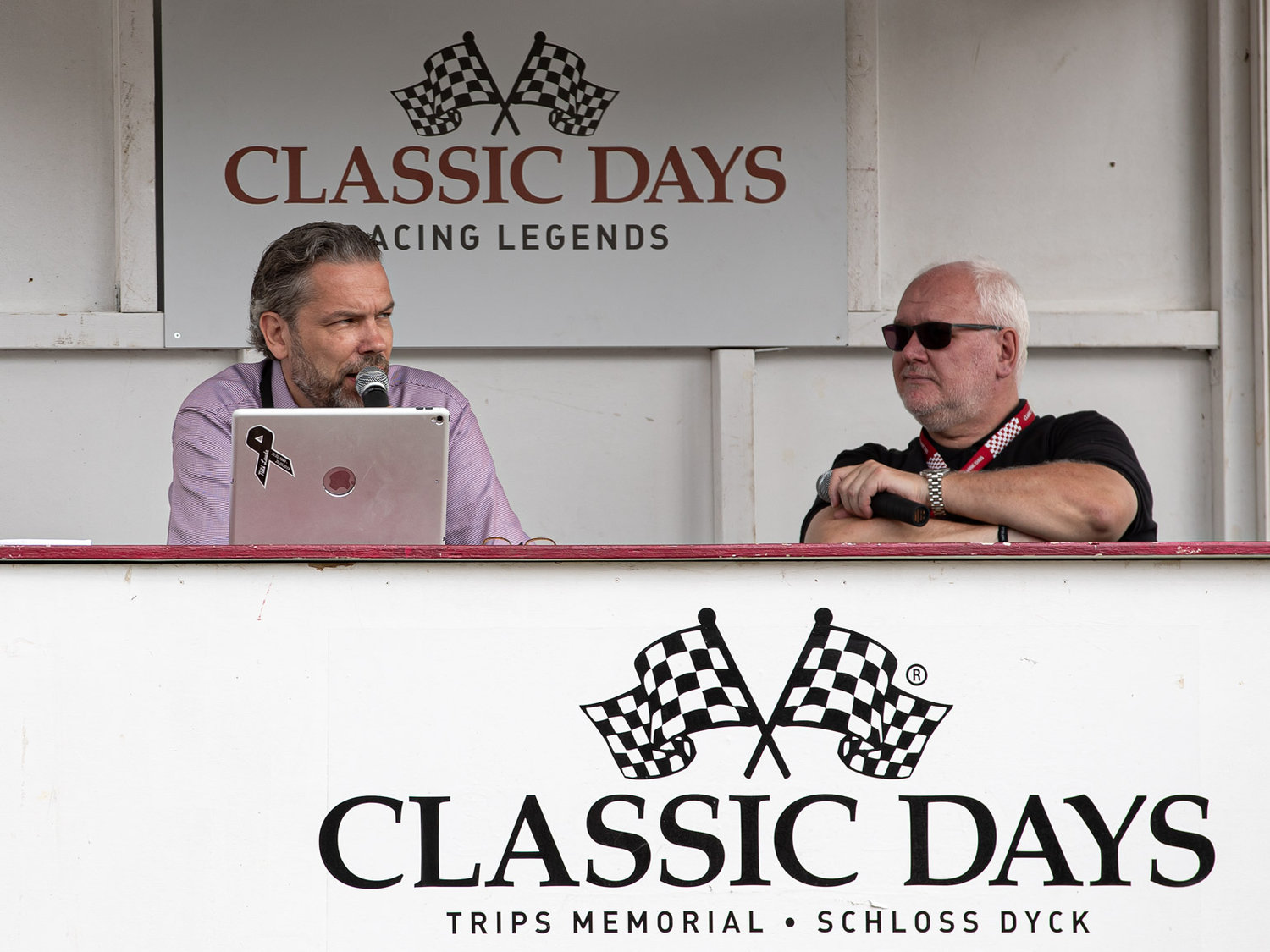 Tom Schwede bei der Moderation bei den Classic Days Schloss Dyck