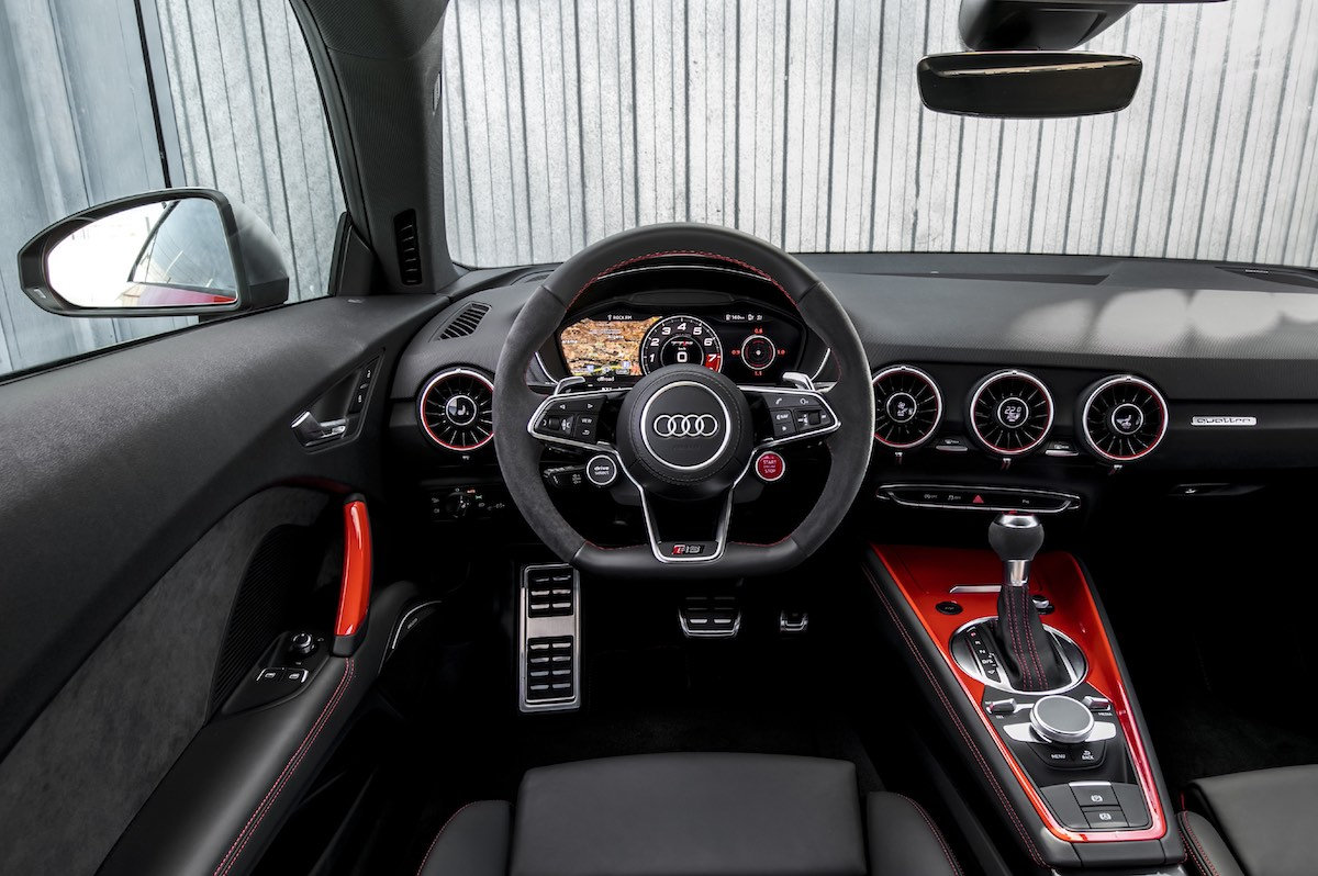 Titelbild zum Artikel:Test: Wie fährt sich der 400 PS starke Audi TT RS (2016)? 