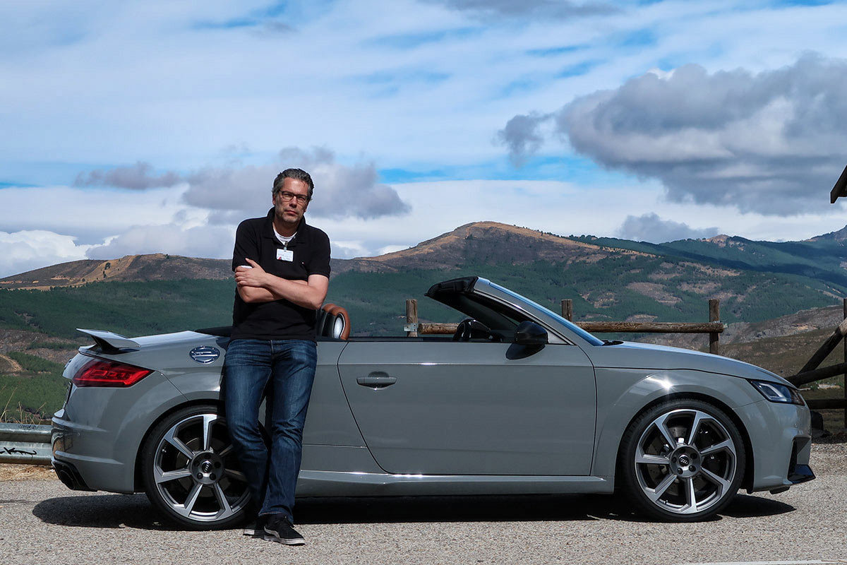 Titelbild zum Artikel:Test: Wie fährt sich der Audi TT RS Roadster (2016) mit 400PS? 