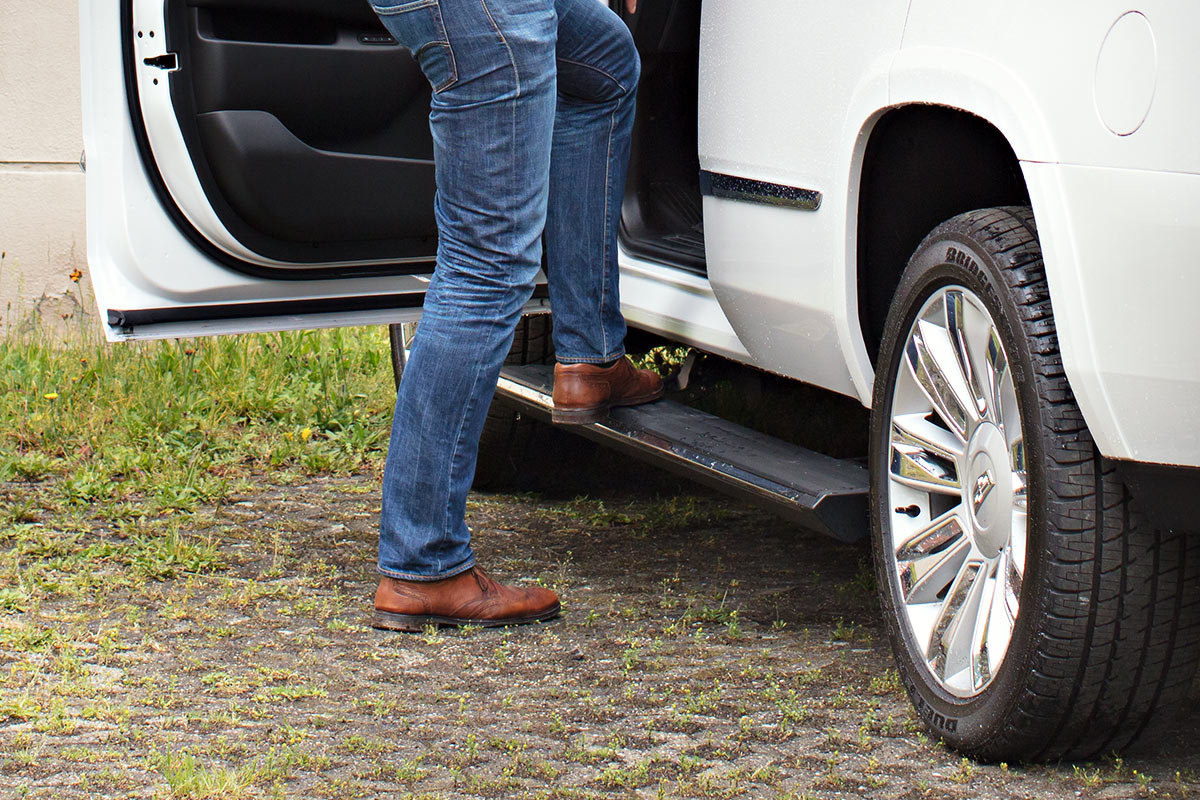 Beim Einsteigen in den Cadillac Escalade helfen Trittbretter