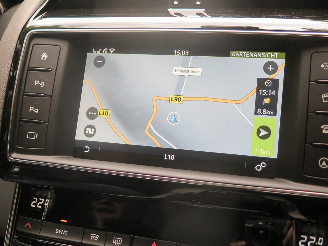 Titelbild zum Artikel:Test Jaguar XE (2015) – Probefahrt mit dem 340 PS starken XE S und dem 180 PS starken XE 20d 