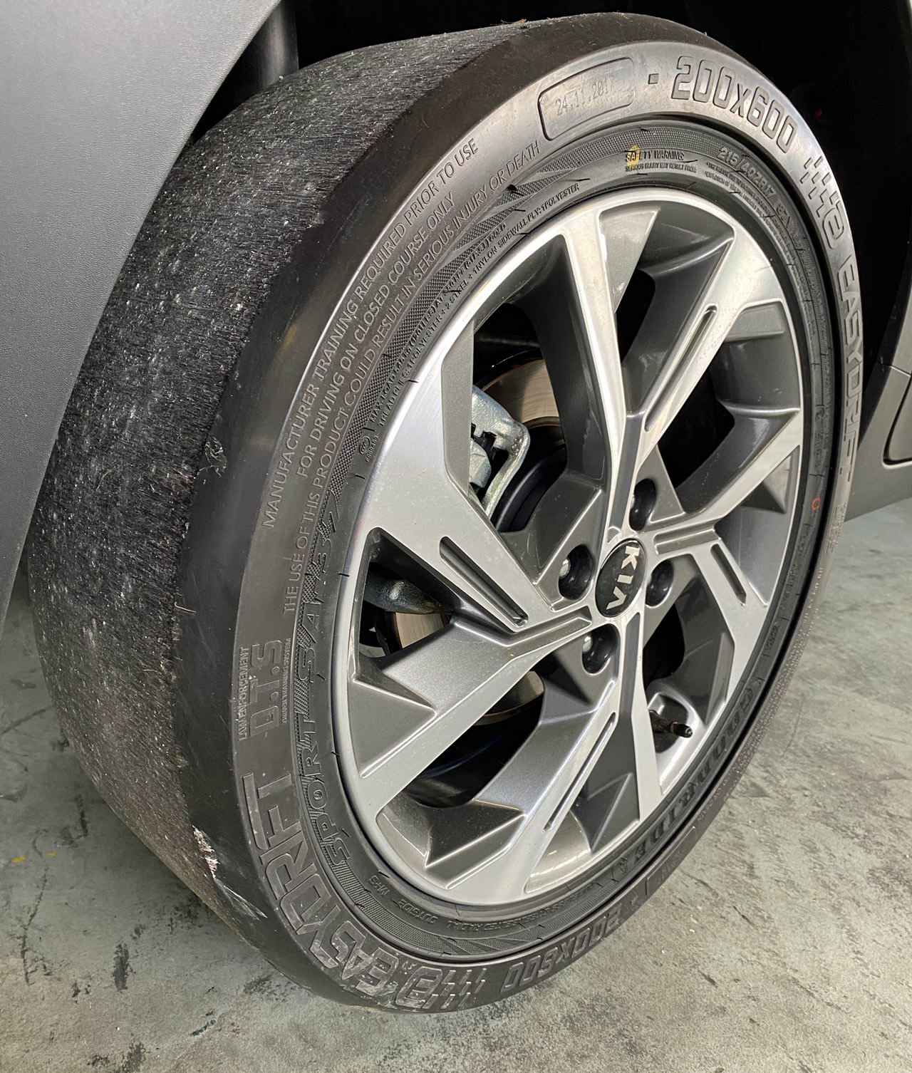 Hinterreifen mit gewollten Haftungsverlust beim KIA-Trackday