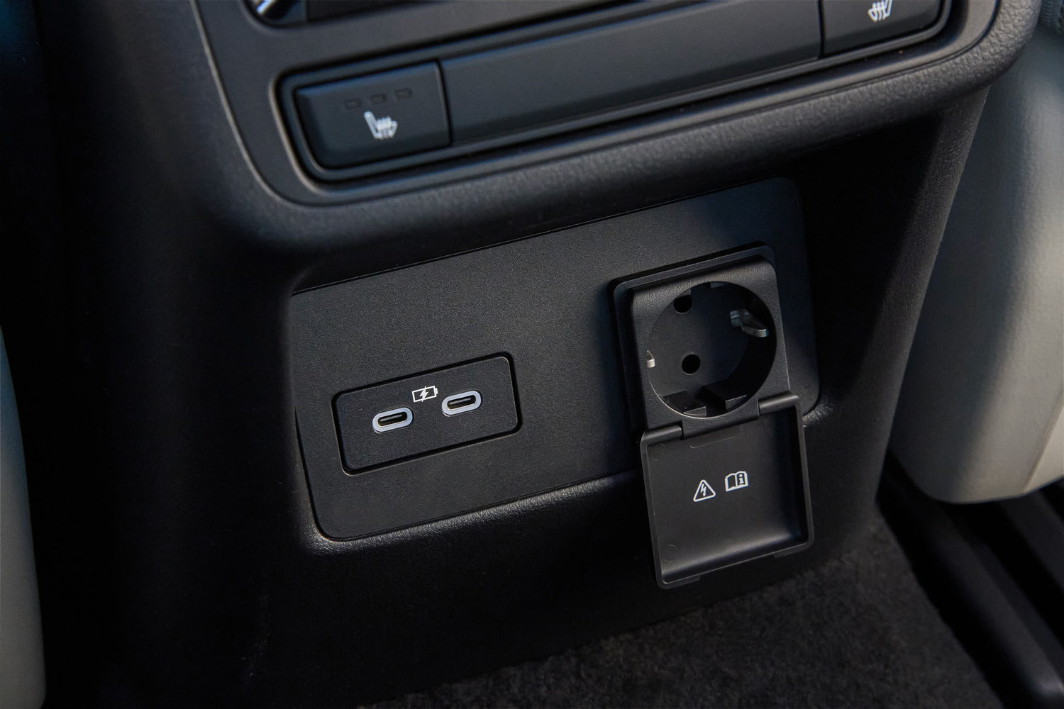 230 Volt Steckdose im Innenraum des Mazda CX-60
