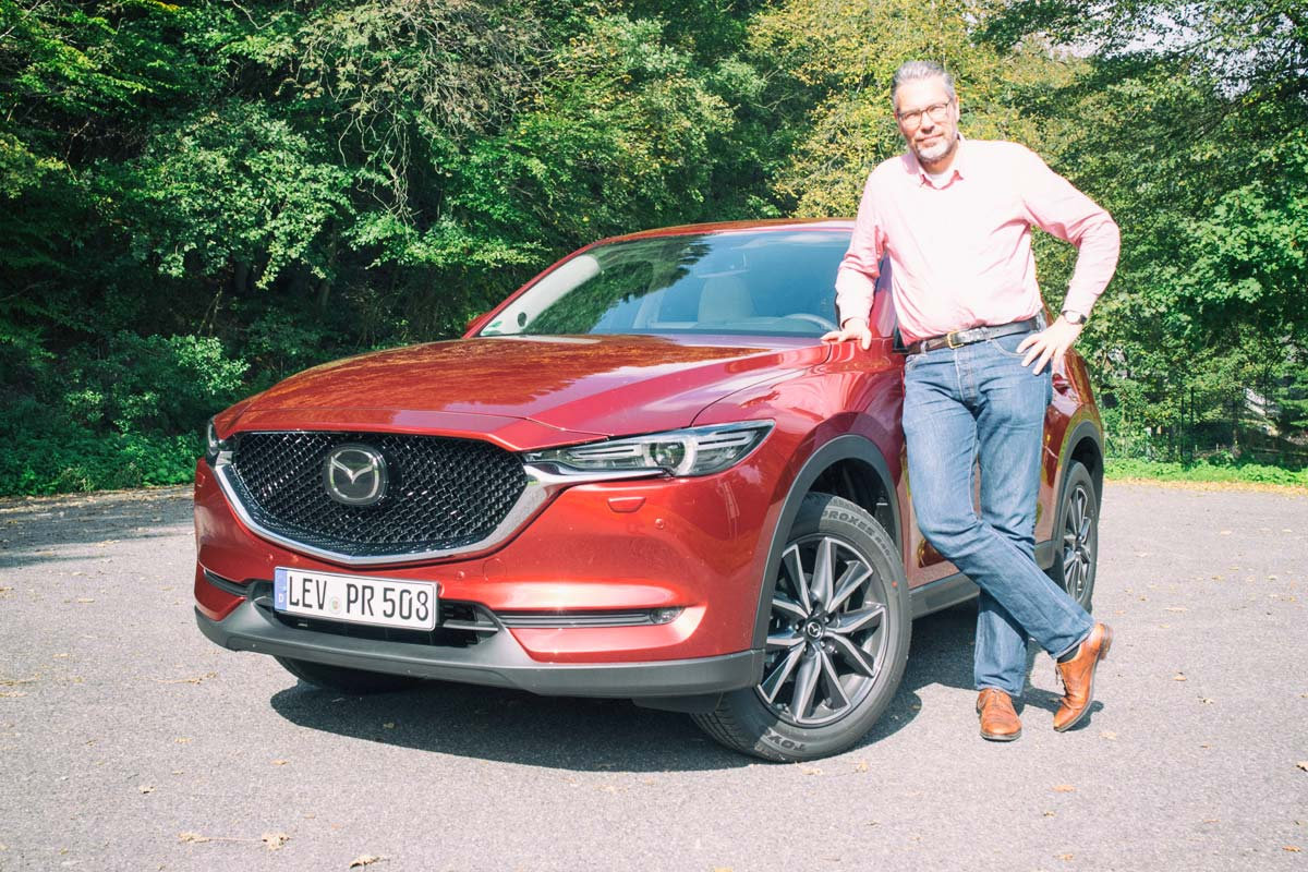 Tom nach der Testfahrt mit dem Mazda CX-5