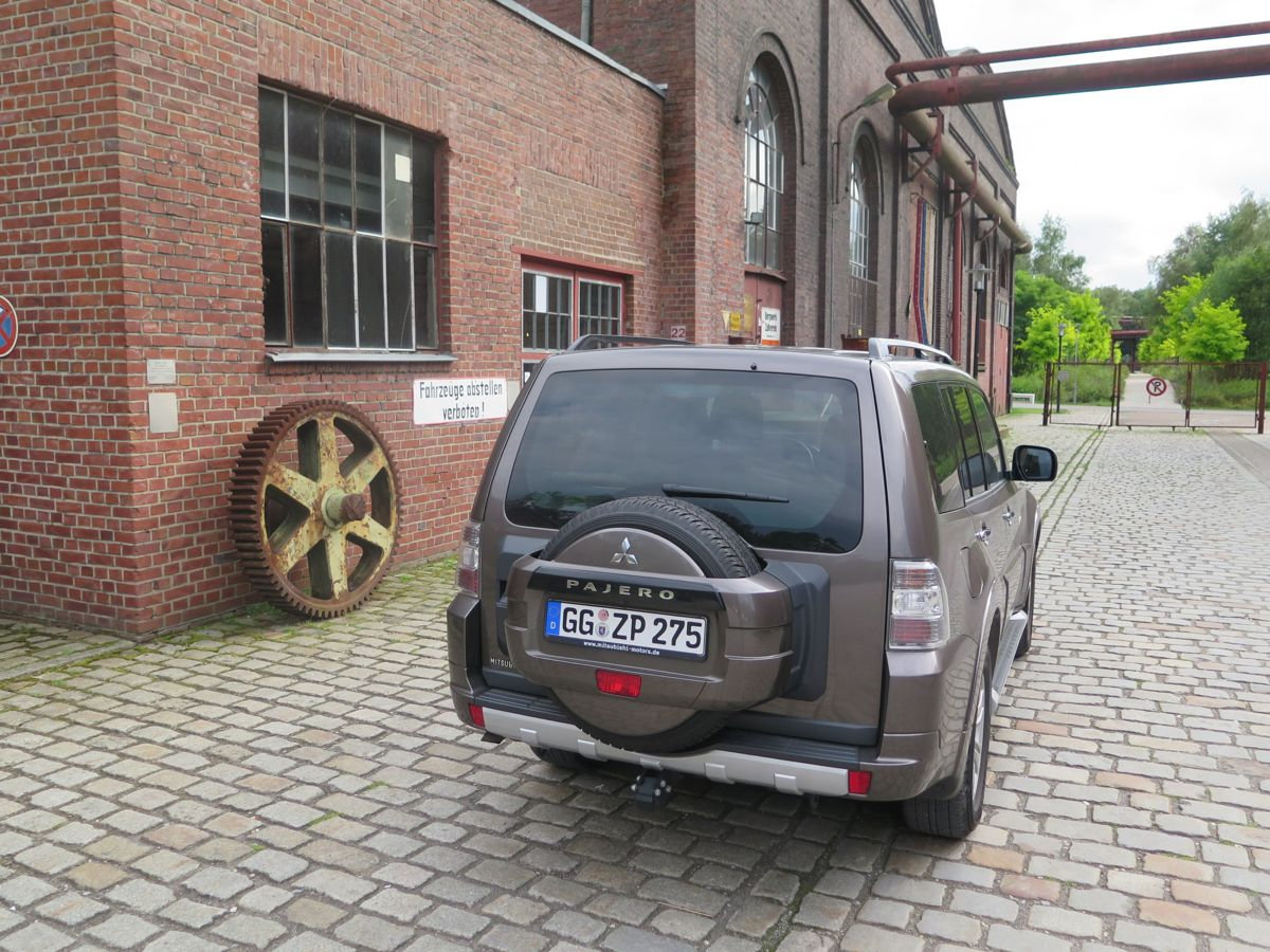 Die kantige Form des Mitsubishi Pajero 3.2 DI-D sorgt für eine große Übersichtlichkeit.