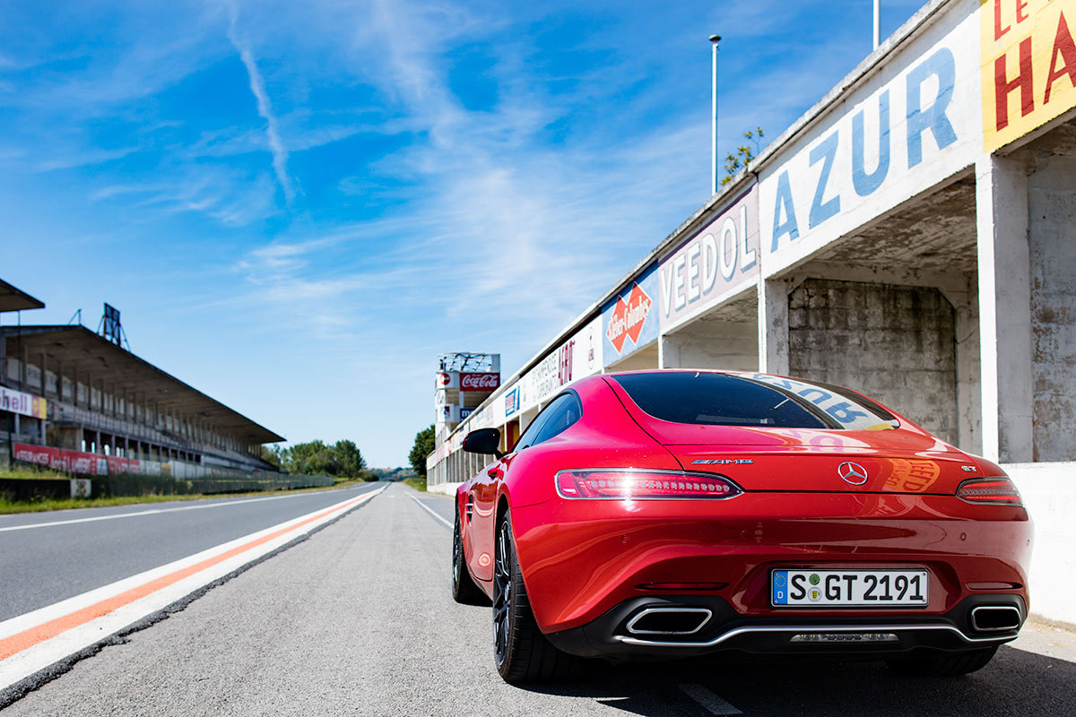 Der Mercedes AMG GT vor den Boxen des Circuit de Reims-Gueux