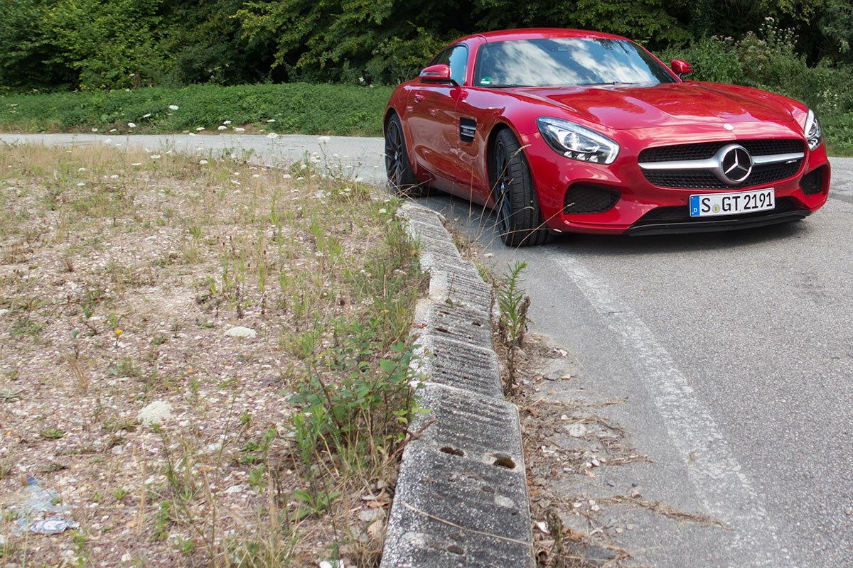 Der Mercedes AMG GT in der Schikane Virage des Six Frères der ehemaligen Rennstrecke Rouen-les-Essarts