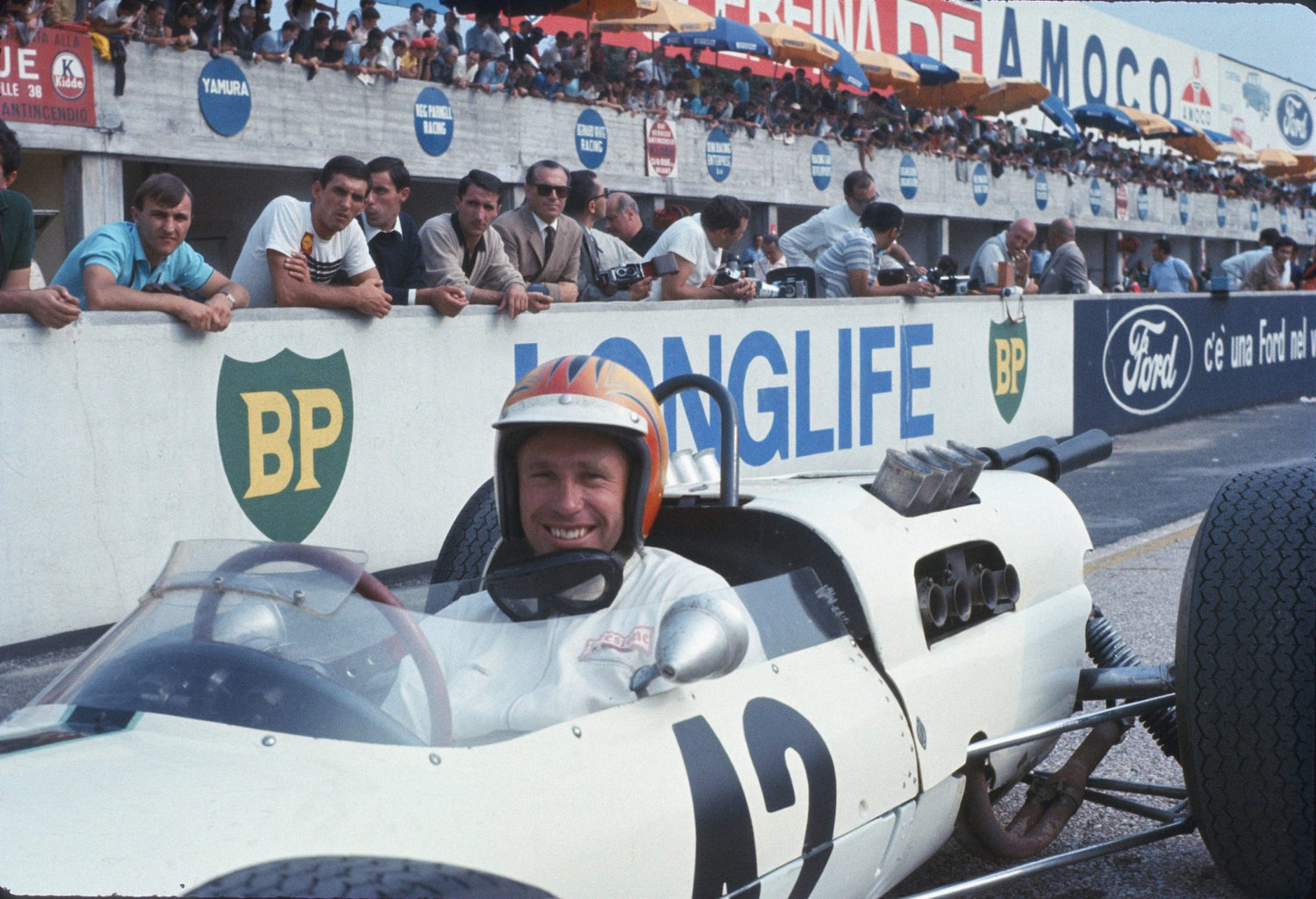 Mike Spence im Cockpit seines Rennwagens
