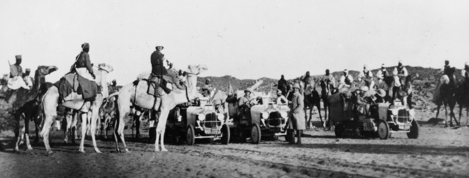Treffen der Expedition „Algérie-Niger“ mit einer klassischen Karawane. Die Expedition bewies, dass der von Adolphe Kégresse ersonnene Antrieb auch in der Sahara funktioniert.