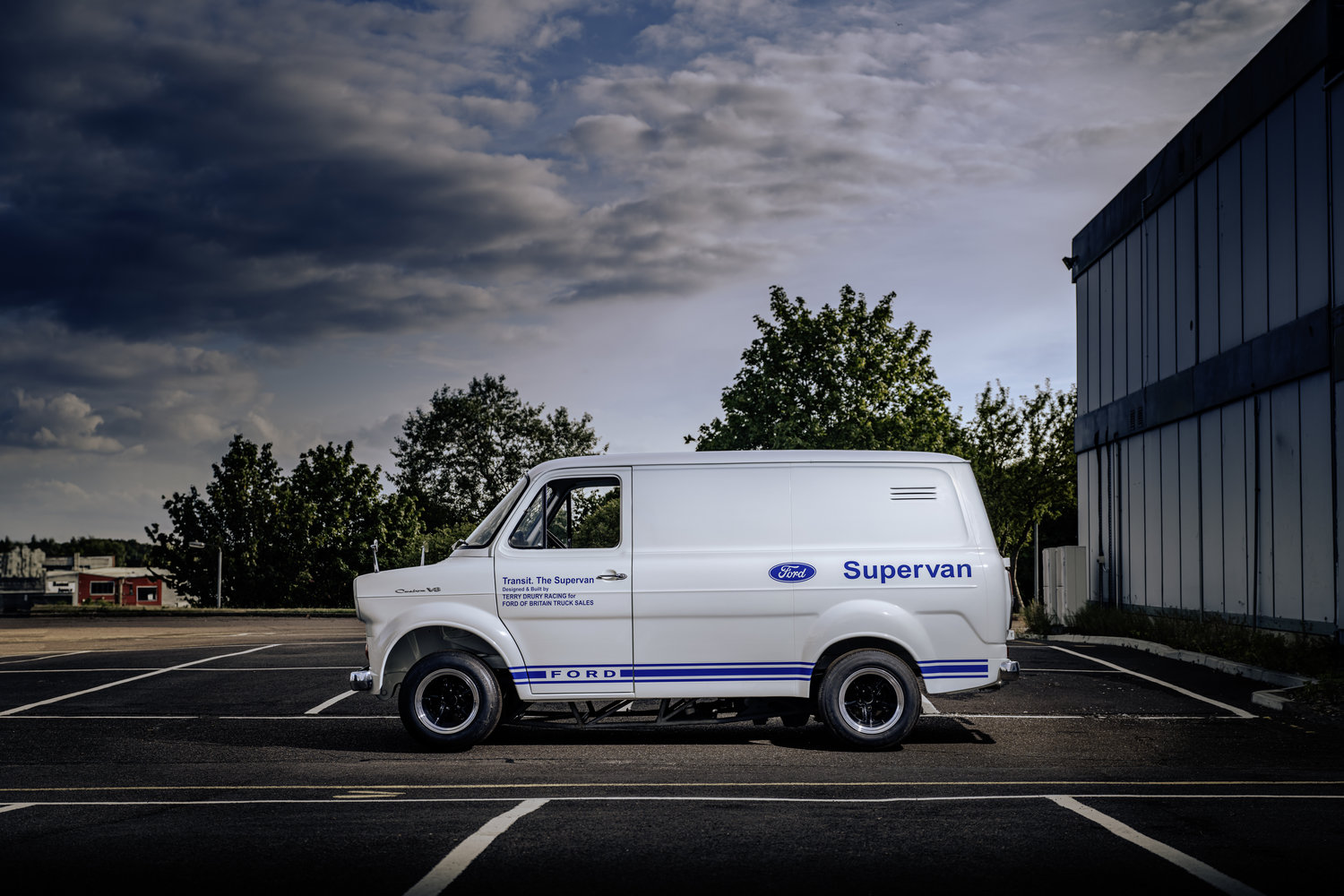 Äußerlich steht der Ford Transit Supervan bereits wieder gut da.