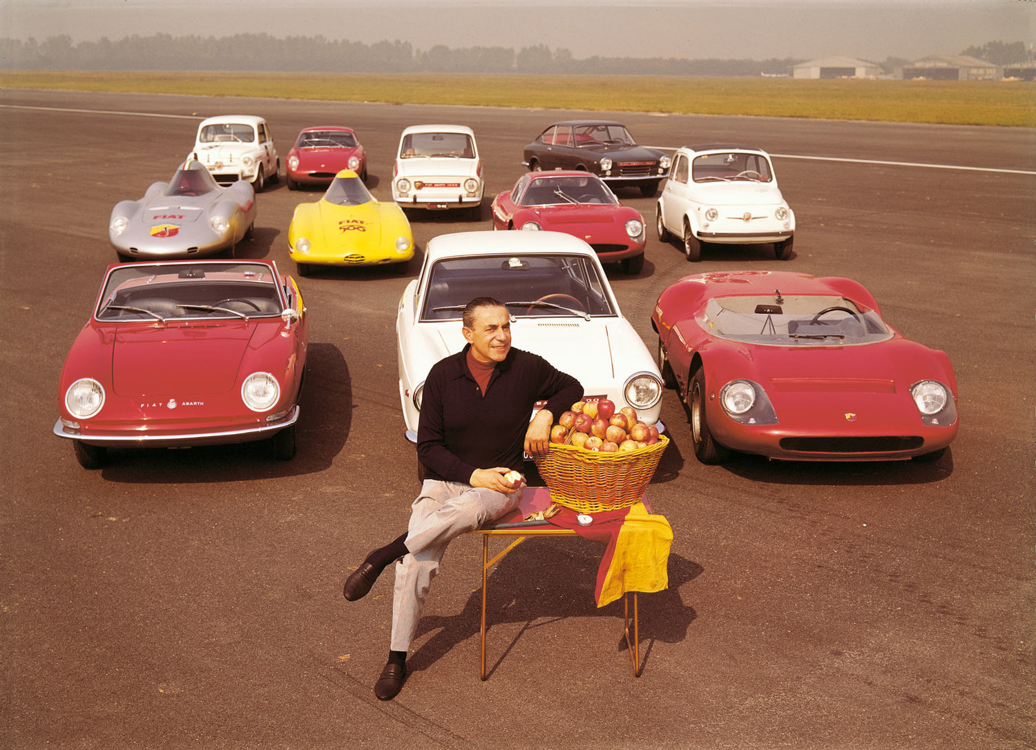 Der Meister und (einige) seiner Autos – Carlo Abarth mit seinen Fahrzeugen.