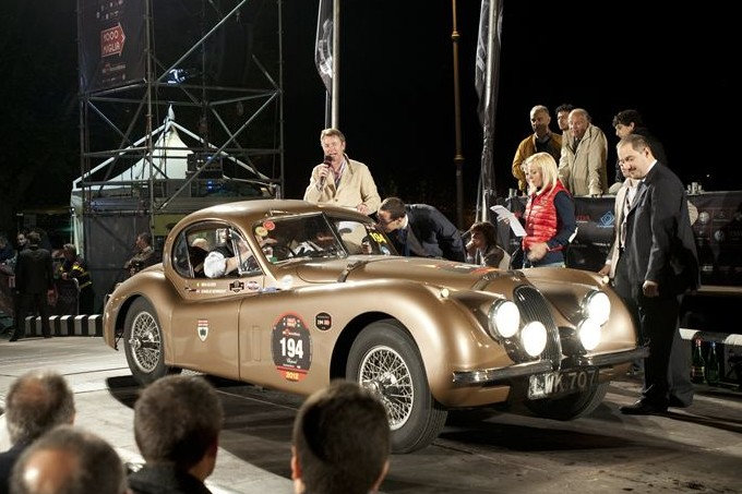 Titelbild zum Artikel:Immer wieder Genf: Jaguar XK120 Fixed Head Coupé (1951) 