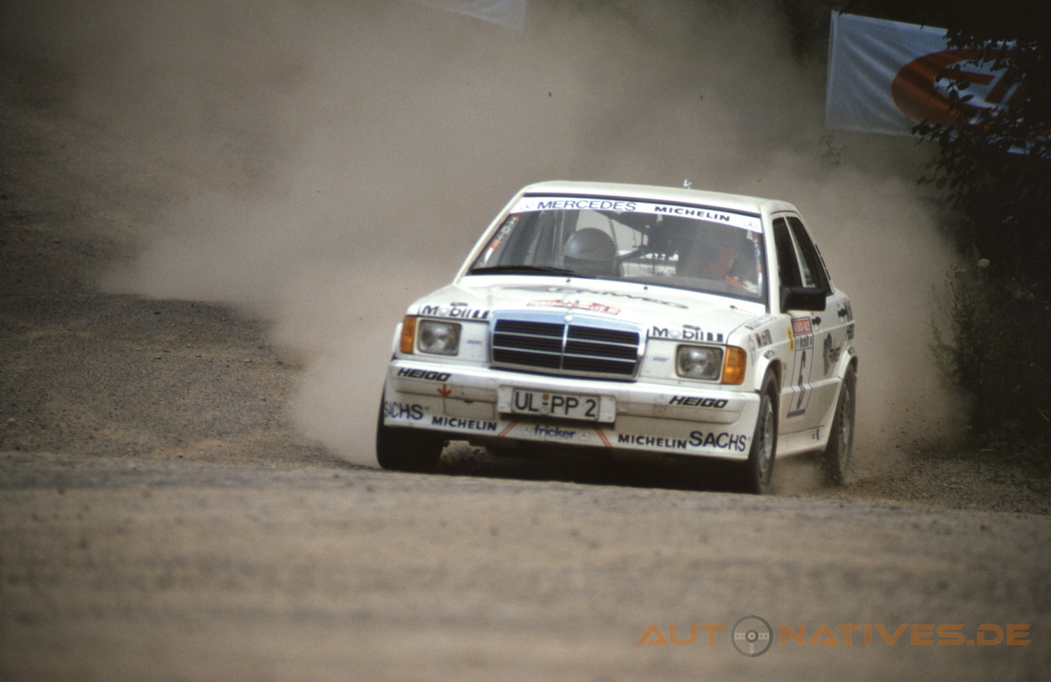 Titelbild zum Artikel:Mercedes-Benz 190 E 2.3-16 – wie Mercedes wieder sportlich wurde! 