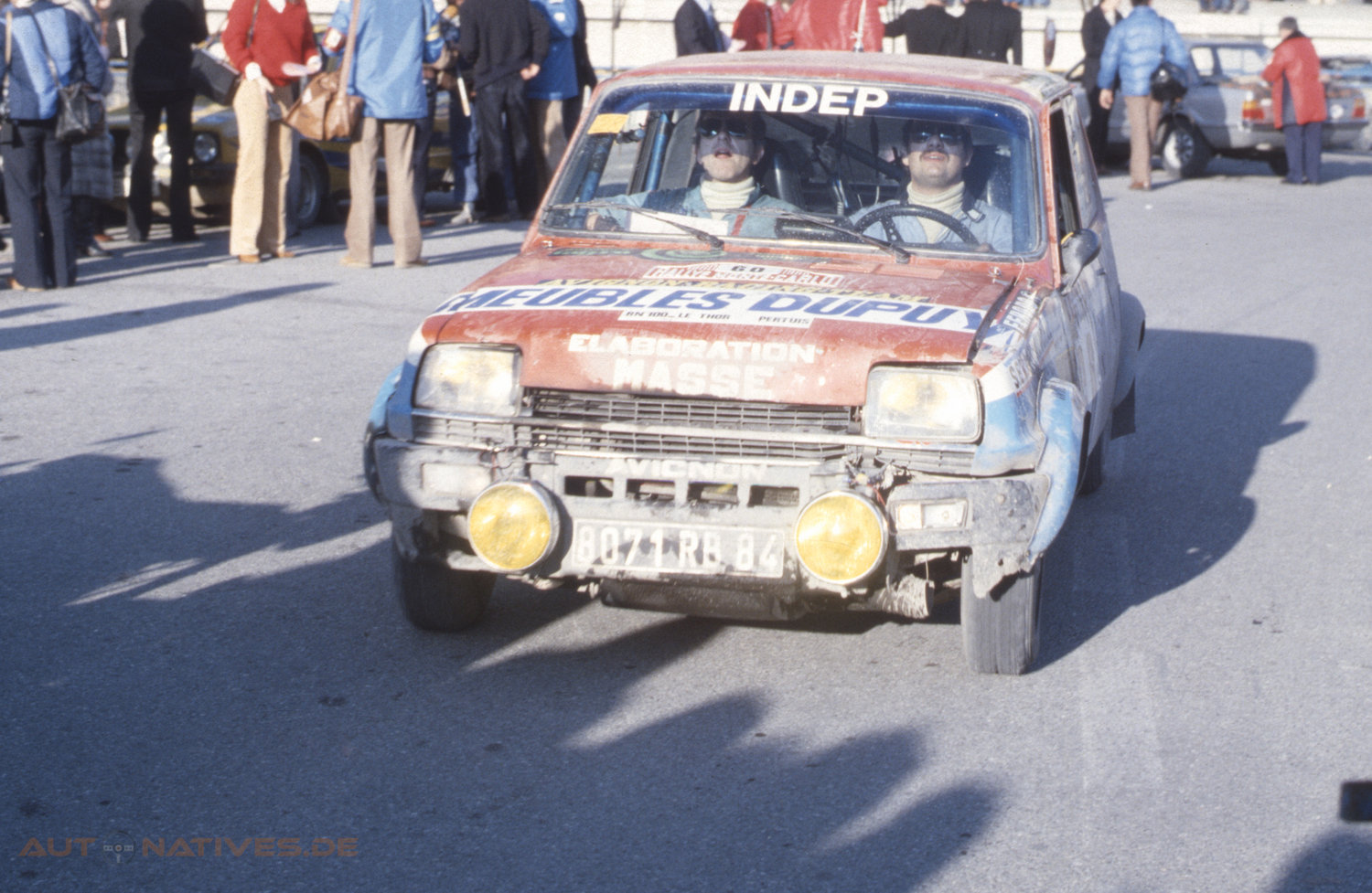 Titelbild zum Artikel:Gezeichnet von den Strapazen der Rallye Monte Carlo 1980 – Renault 5 Alpine von Paul Rouby und Henri Pluton 