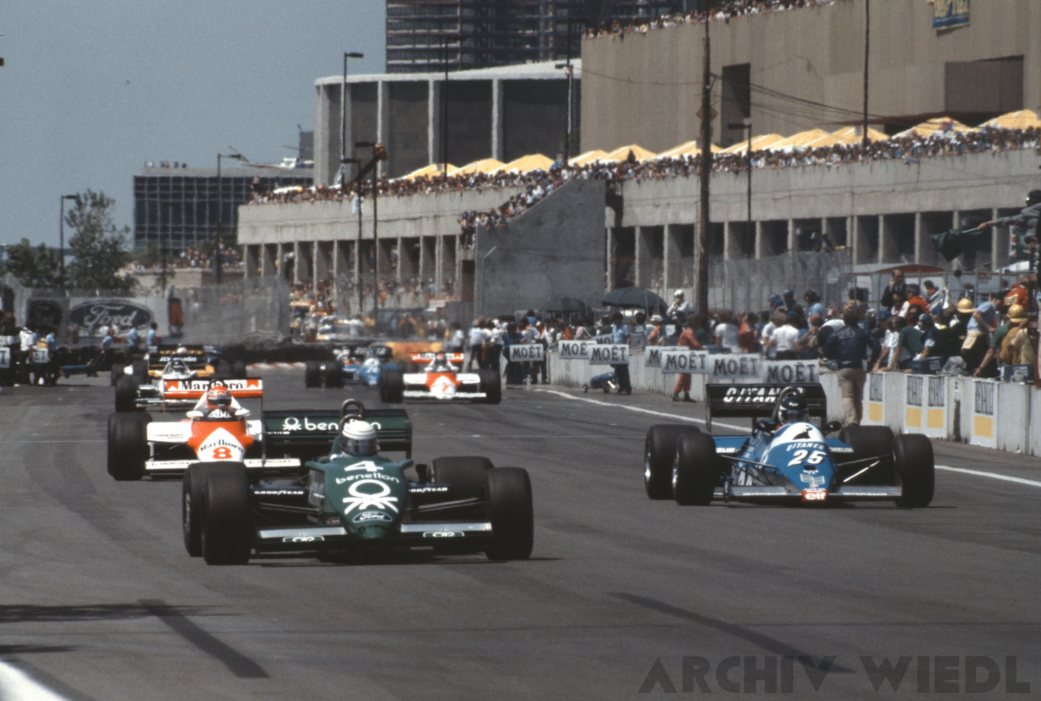 Ligier JS21 von 1983 (rechts)