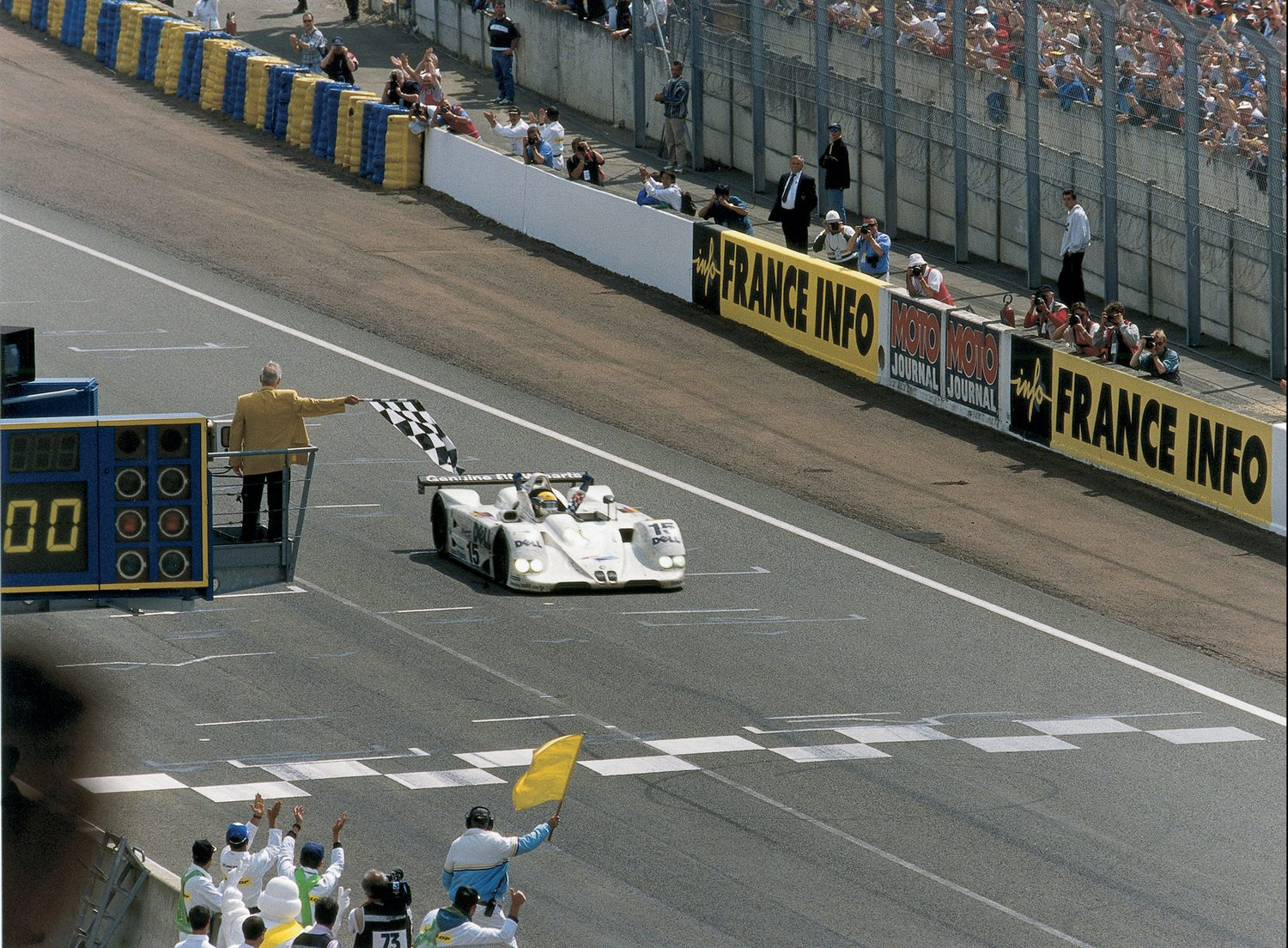 Titelbild zum Artikel:25 Jahre BMW V12 LMR 
