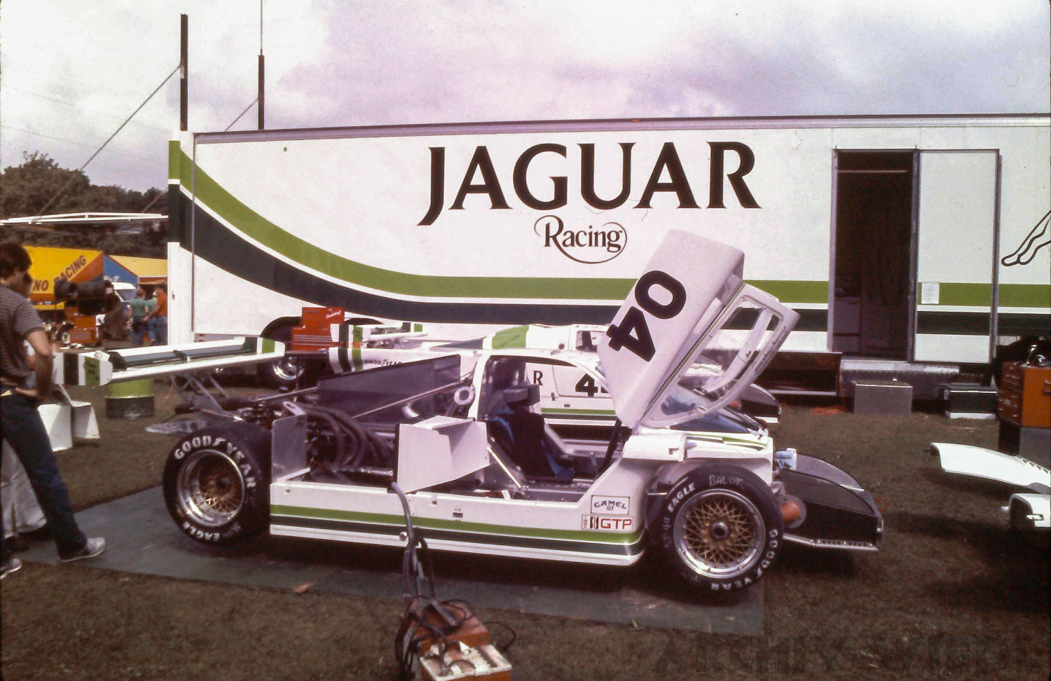 Jaguar XJR-5 im Fahrerlager