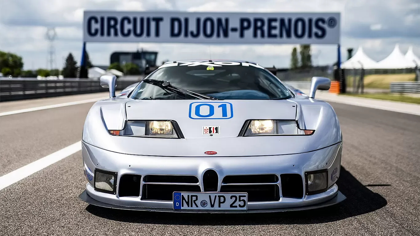 Der Bugatti EB 110 zurück in Dijon.