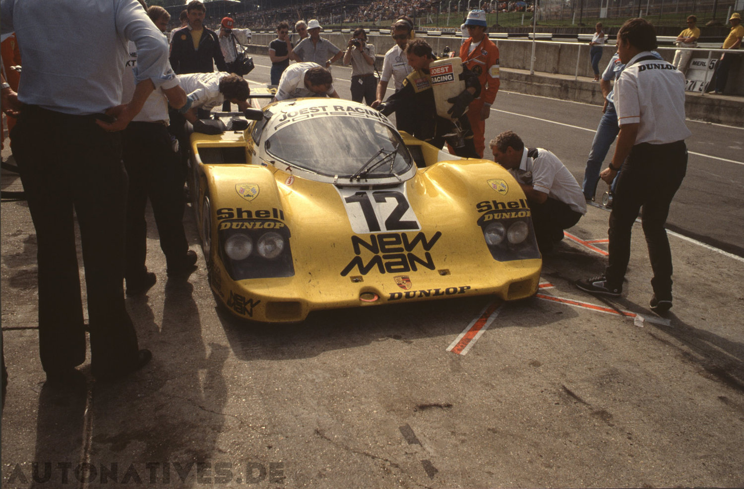 Porsche 956 von Joest Racing bei einem Rennen in Brands Hatch