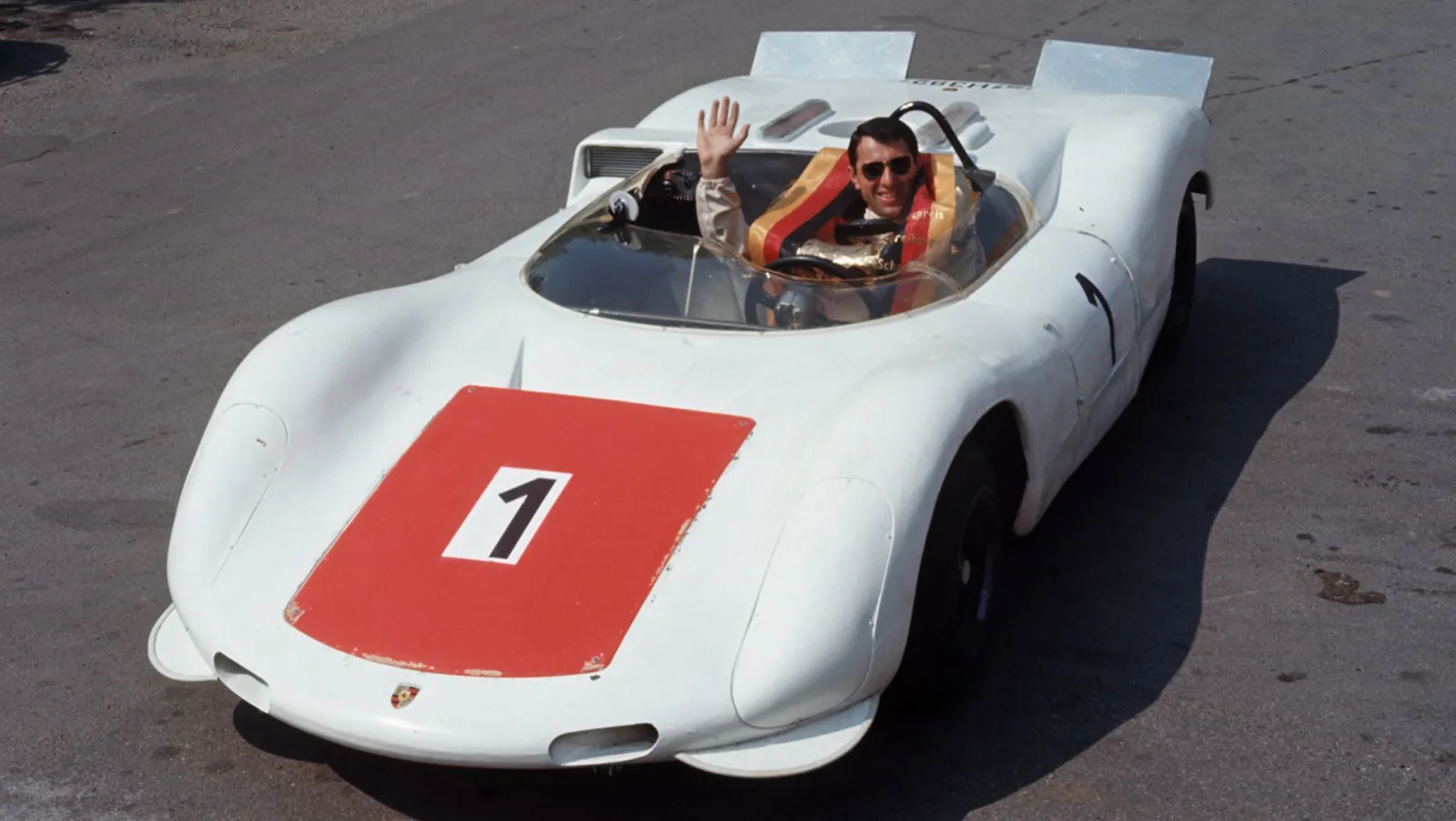Gerhard Mitter im Porsche 910 Bergspyder