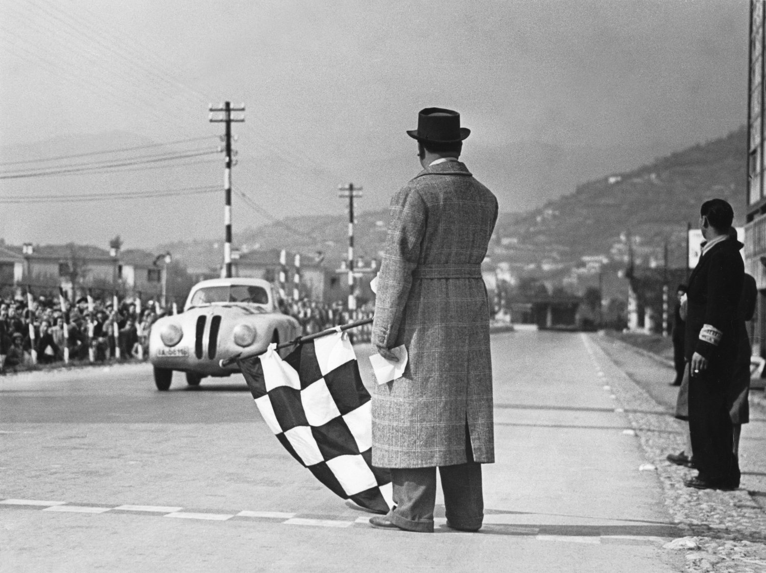 Zieldurchfahrt bei der Mille Miglia 1940 – Sieg für BMW (Foto: BMW)