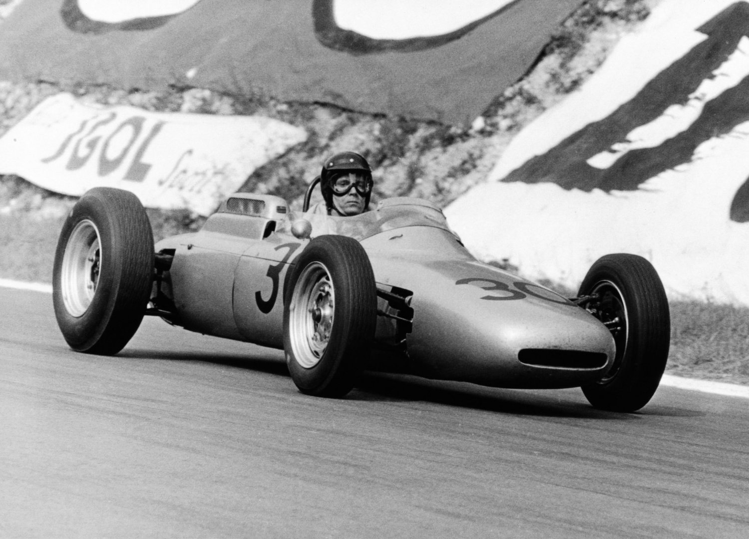 1962: Großer Preis von Frankreich – Dan Gurney im Porsche 804 auf dem Weg zum ersten Sieg von Porsche in der Formel 1 (Foto: Porsche)