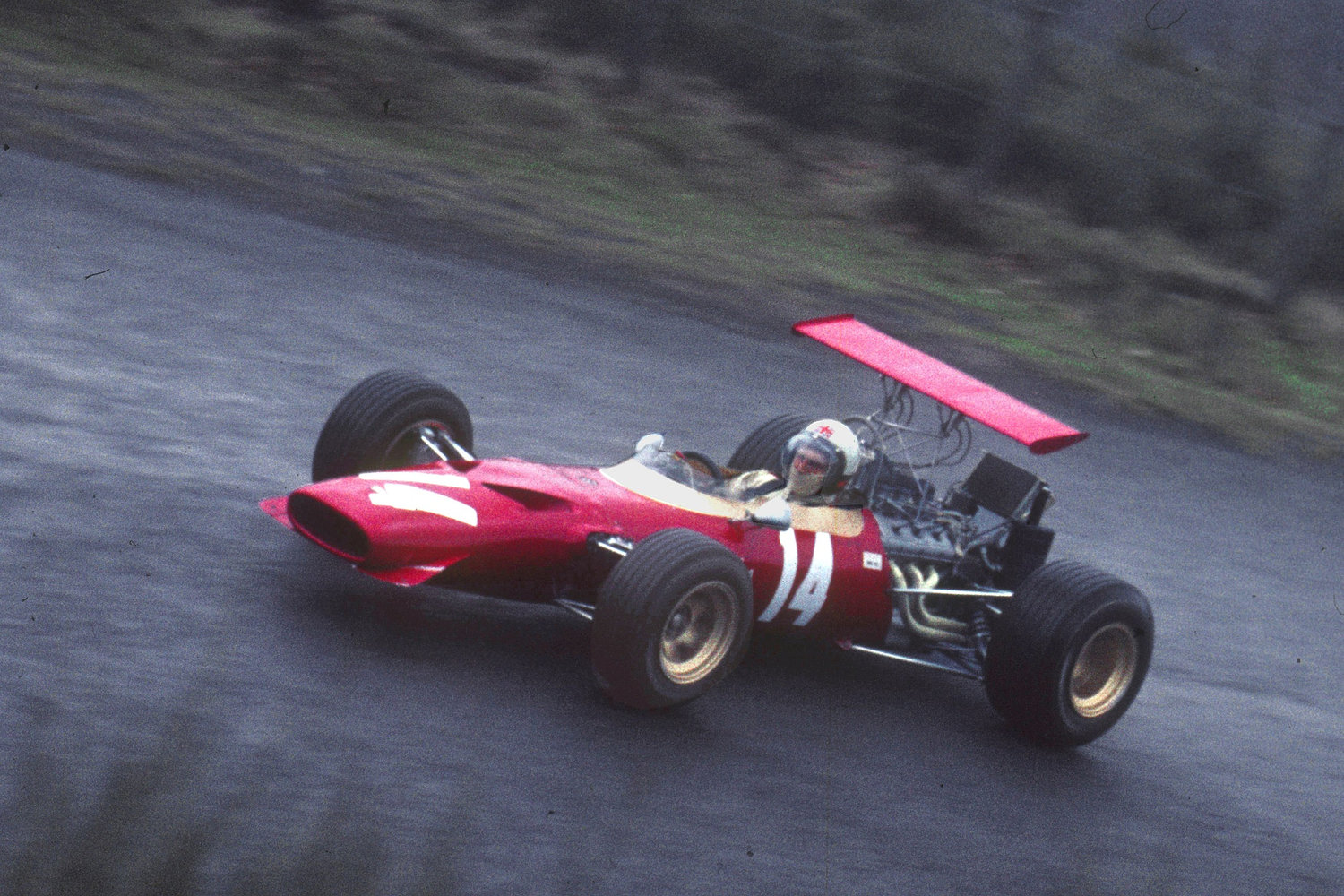 Derek Bell fuhr schon 1968 Formel 2 und fuhr auch im September,ber 1984 nochmals Formel 2.
