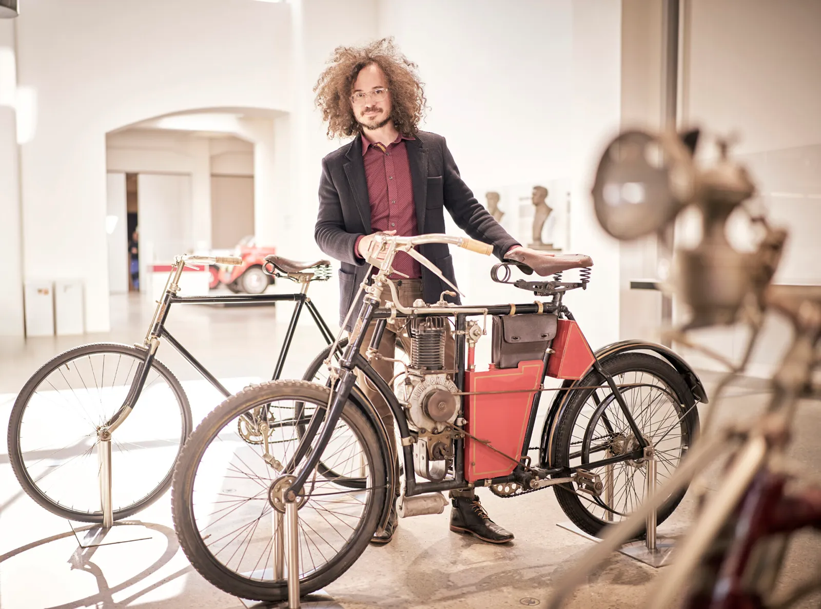 Designer Romain Bucaille mit dem historischen Vorbild der Konzeptstudie Slavia B