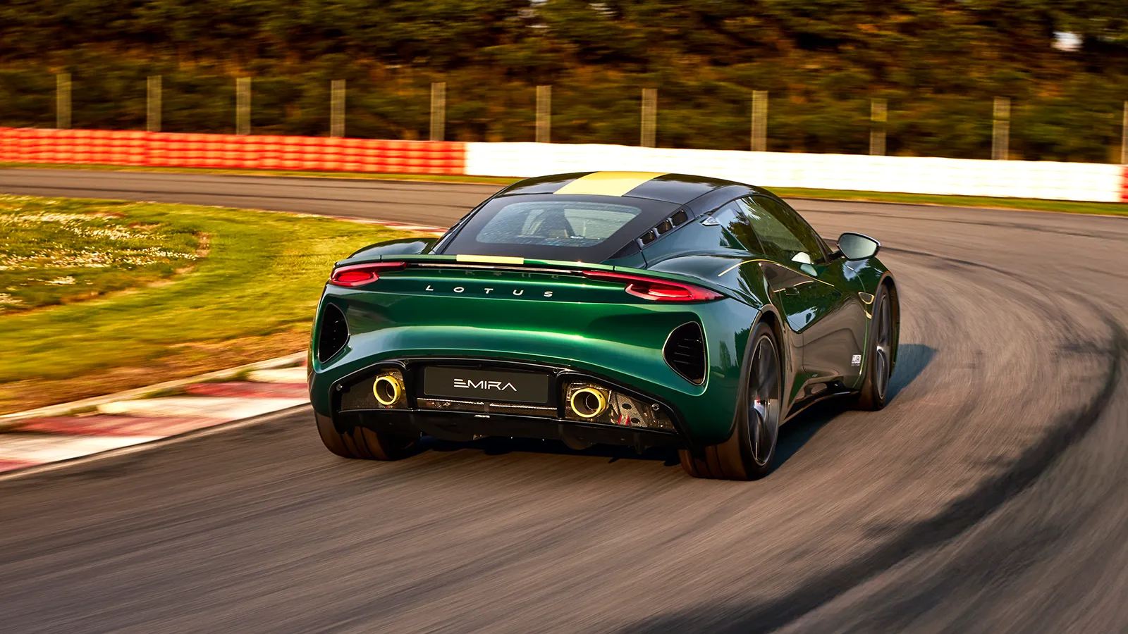 Heckansicht des Lotus Emira Clark Edition